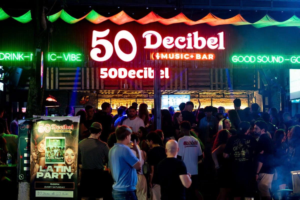 50 Decibel pub