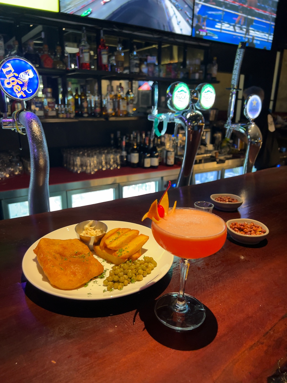 Hybrid Sports Lounge: Watch | Play | Dine photo 2