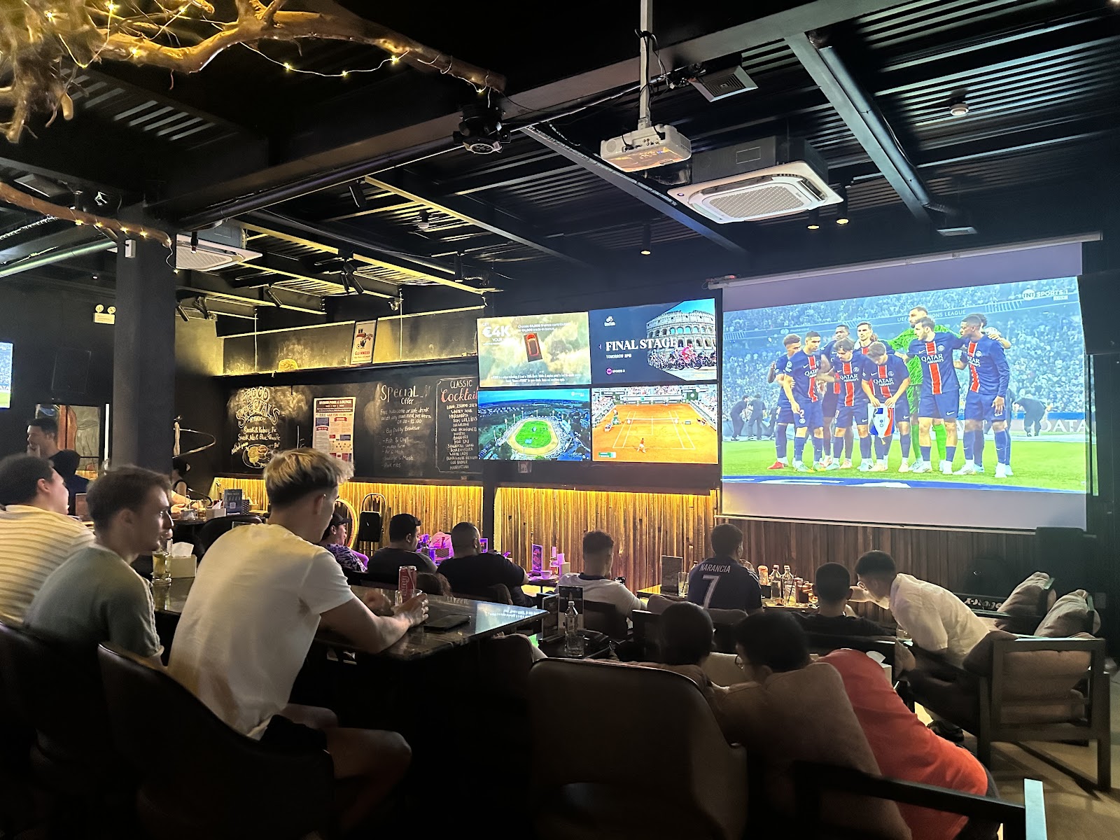 Hybrid Sports Lounge: Watch | Play | Dine photo 8