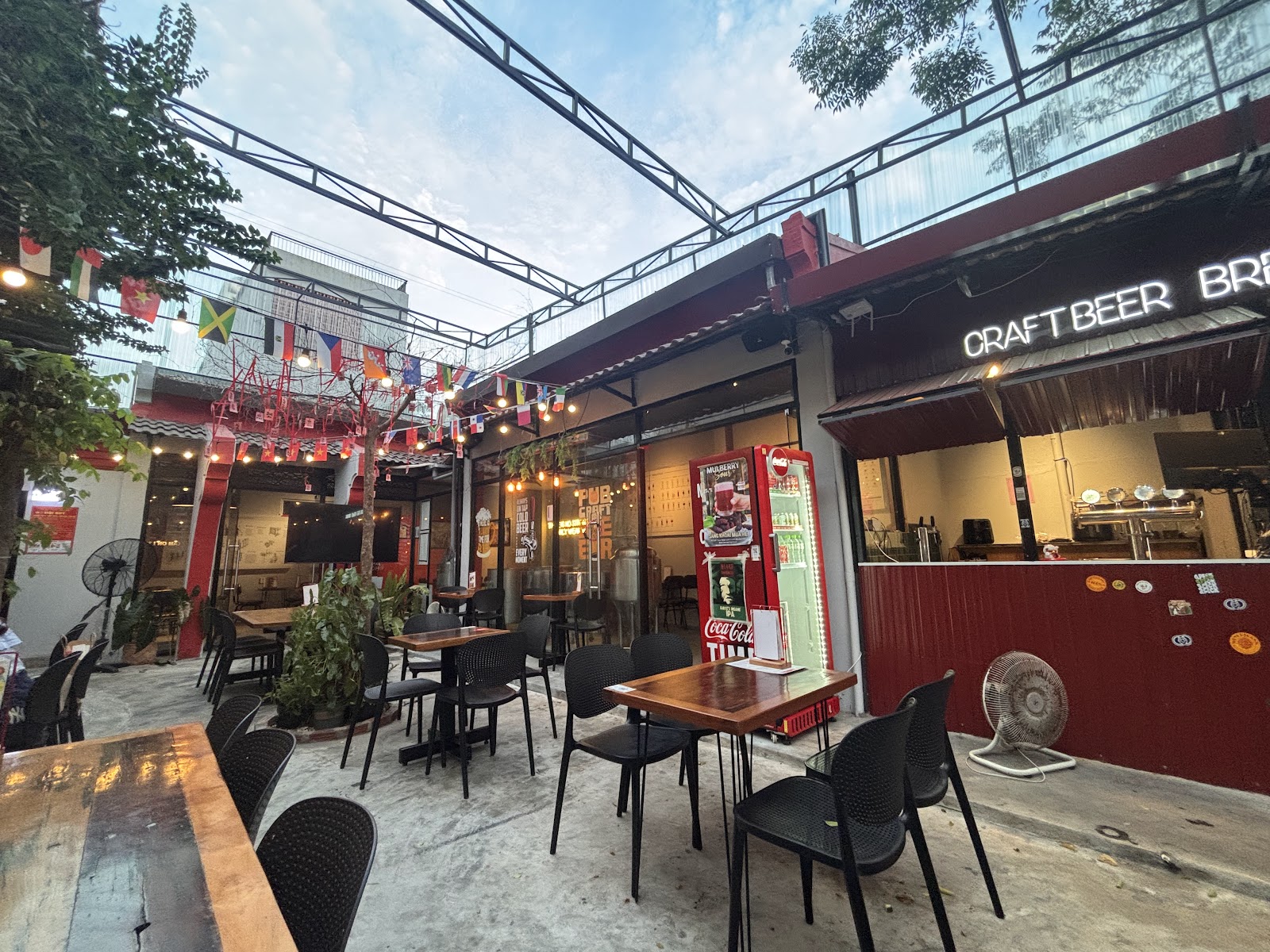 Bia Nhà Taproom (Cơ sở 2 của Xưởng bia thủ công Bia Nhà) photo 5