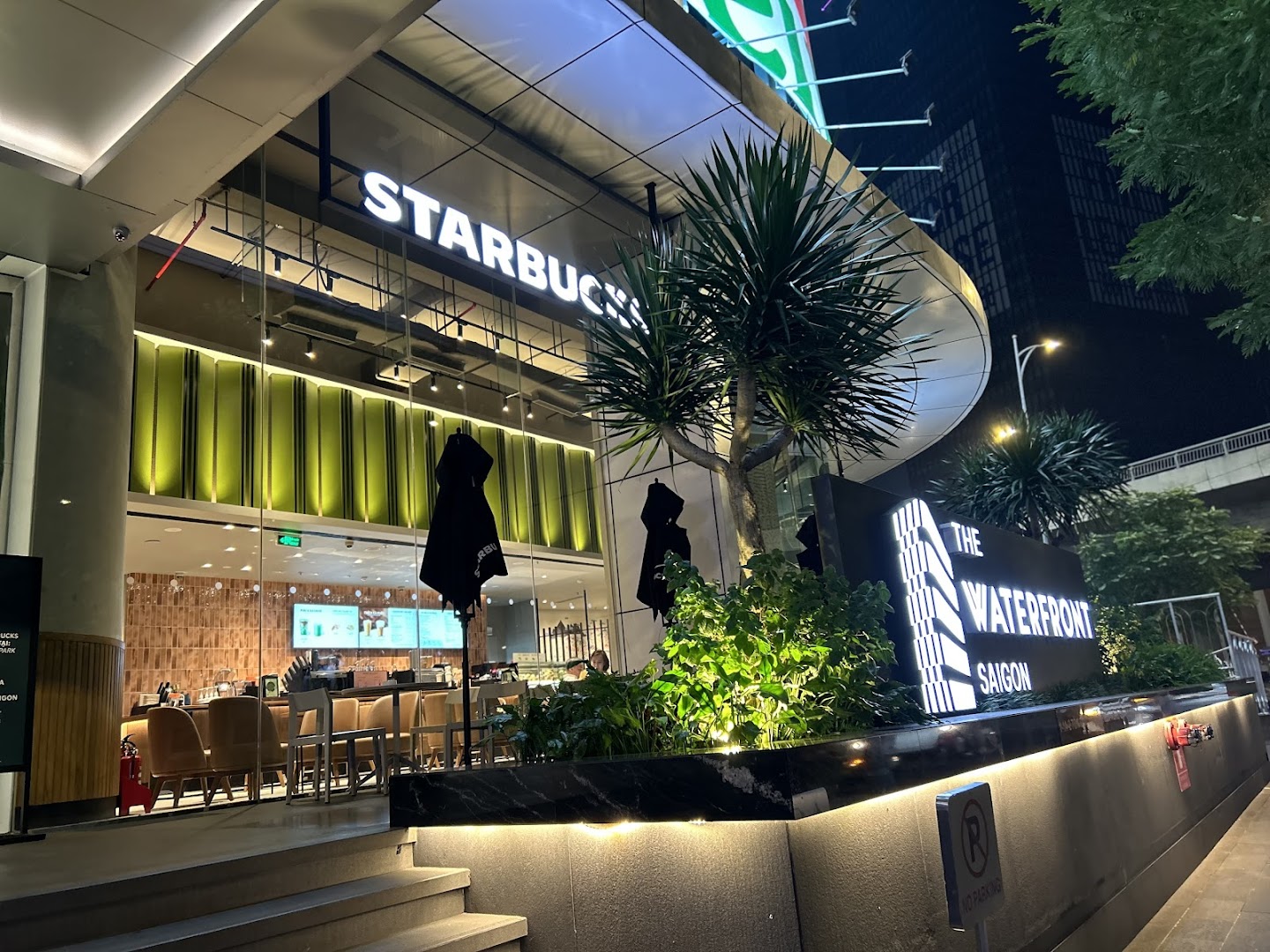 Starbucks – The Waterfront Saigon​｜ไซ่ง่อน・ร้านอาหาร