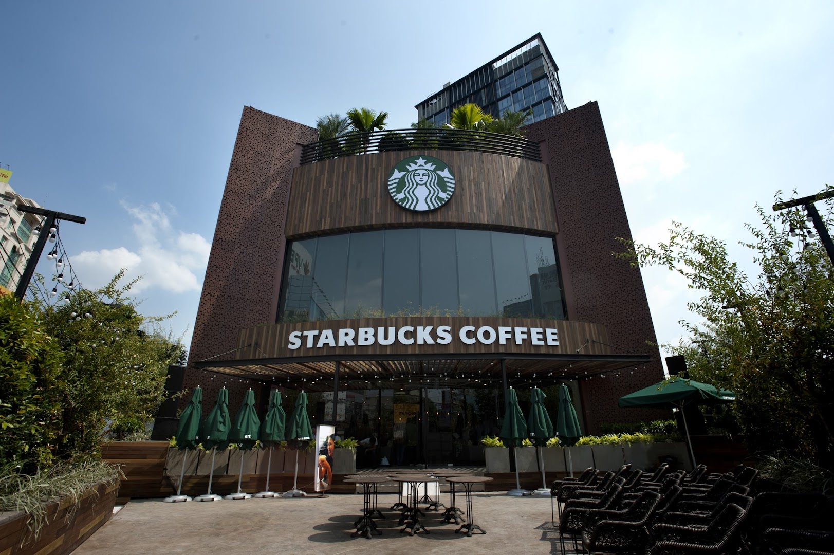 Starbucks New World｜เบ๊นถั่ญ・ร้านอาหาร