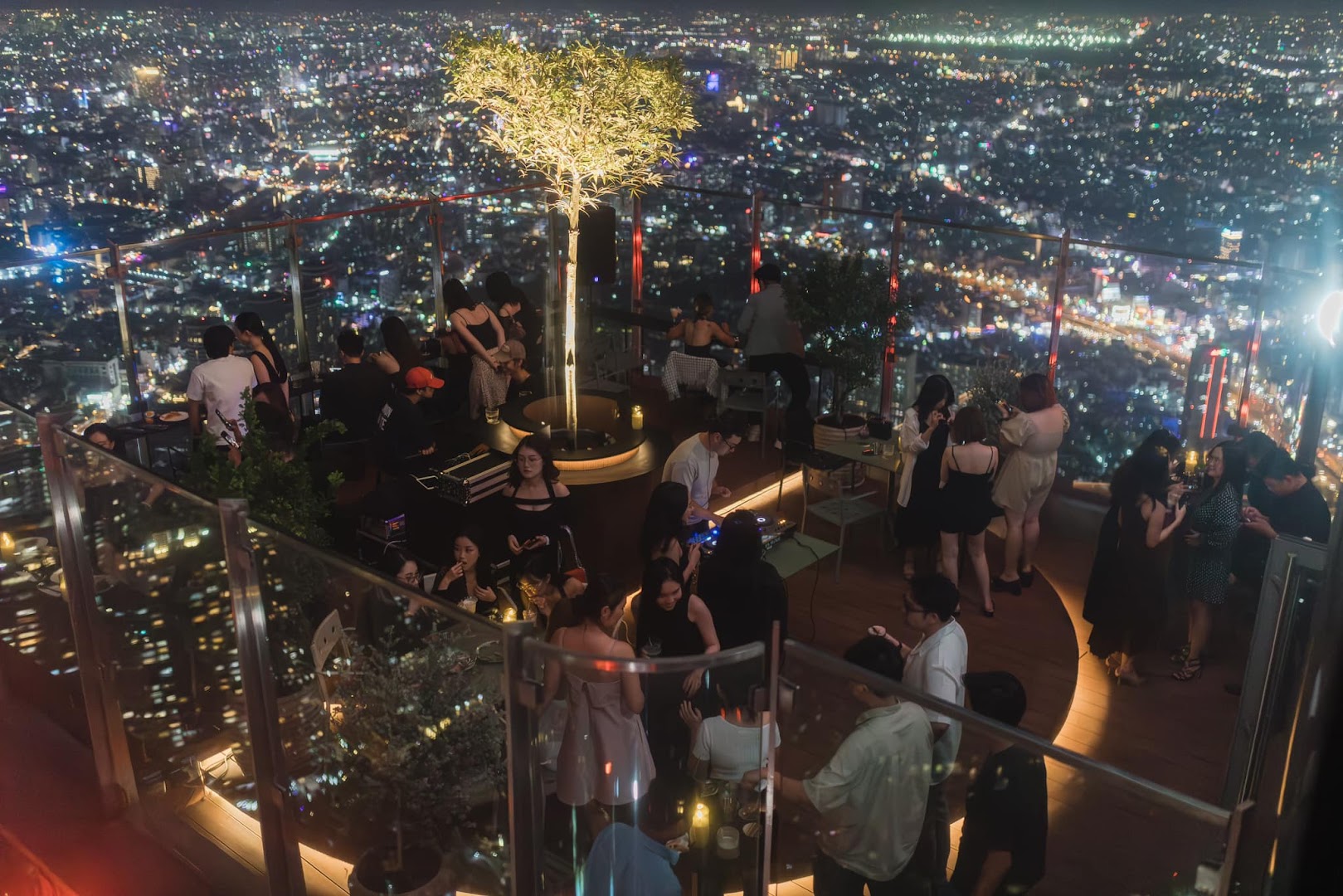 Blank Lounge Landmark - Highest Cafe & Bar Lounge in Vietnam｜hcmc・Tempat Wisata