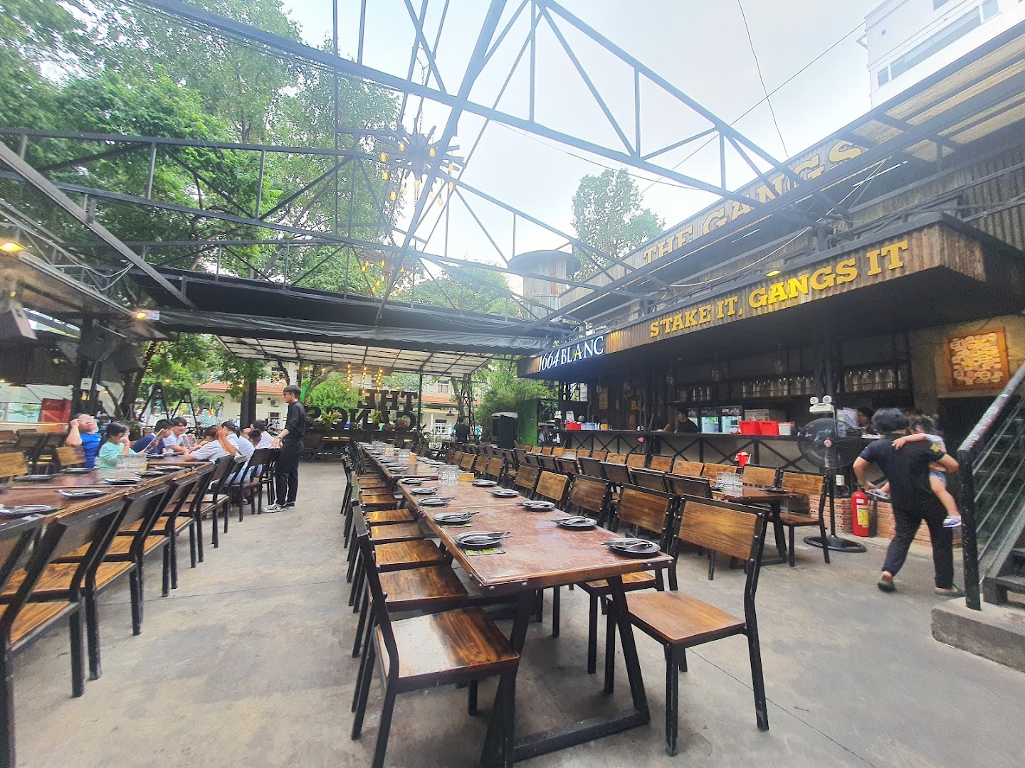 The Gangs Mac Dinh Chi｜เตินดิ่ญ・ร้านอาหาร