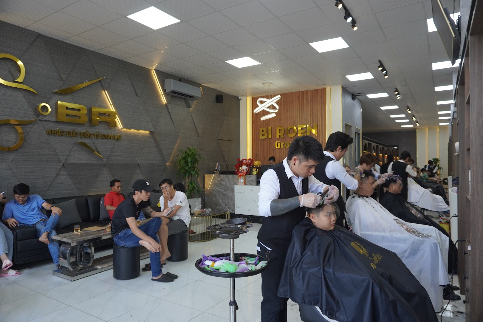 Bi Roen Group - Cắt Tóc Nam, Gội Đầu, Ngoáy Tai, Massage - Salon Tóc Nam Tam Thắng - 518 Thống Nhất Mới｜タムタン・マッサージ