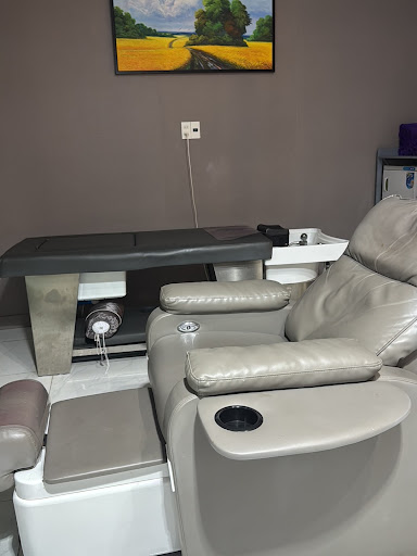 Bi Roen Group - Cắt Tóc Nam, Gội Đầu, Ngoáy Tai, Massage - Salon Tóc Nam Tam Thắng - 518 Thống Nhất Mới photo 12